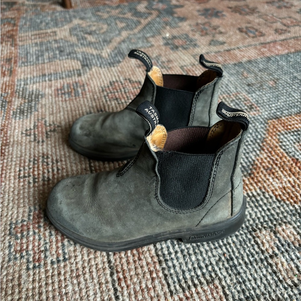 Kids Blundstones in Rustic Black